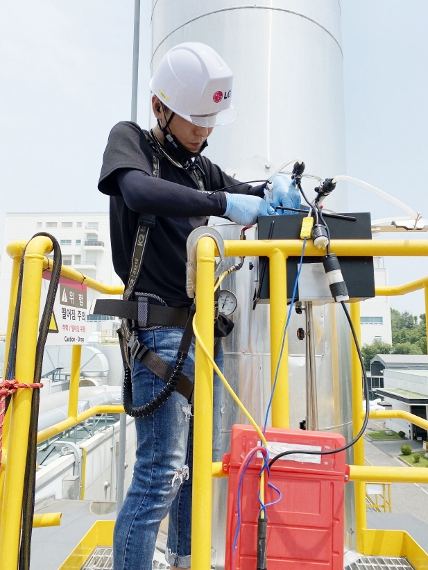 LG전자가 최근 환경부 산하 국립환경과학원으로부터 ‘대기분야 숙련도 시험 및 현장평가 적합’ 판정을 획득했다. LG전자 직원이 대기오염물질 검사를 실시하고 있는 모습. (사진 = LG전자 제공)