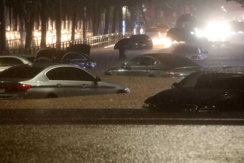 8일 기록적 폭우가 내린 서울 강남 도로에 침수된 차들이 둥둥 떠있다. [뉴시스]