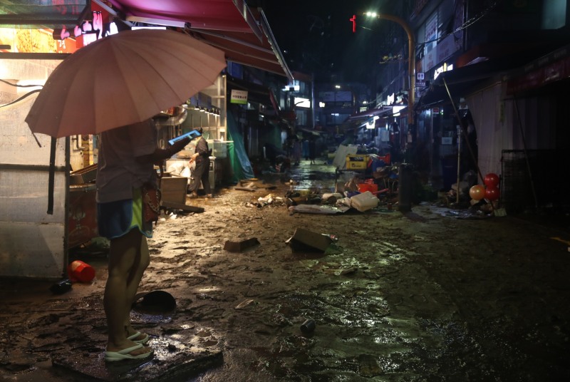 8일 시간당 140mm에 달하는 기습 폭우에 초토화된 서울 남성시장 [뉴시스]