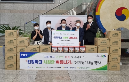 NH농협은행 IT사랑봉사단은 경기 안양시청을 찾아 삼계탕 나눔 행사 실시 후 기념촬영을 했다. 끝.(오른쪽부터 신원권 NH농협 안양시지부장, 조상진 NH농협은행 IT부문장, 최대호 안양시장, 서을구 NH농협 IT노조위원장, 엄태자 NH농협 안양시청〈출〉 소장)