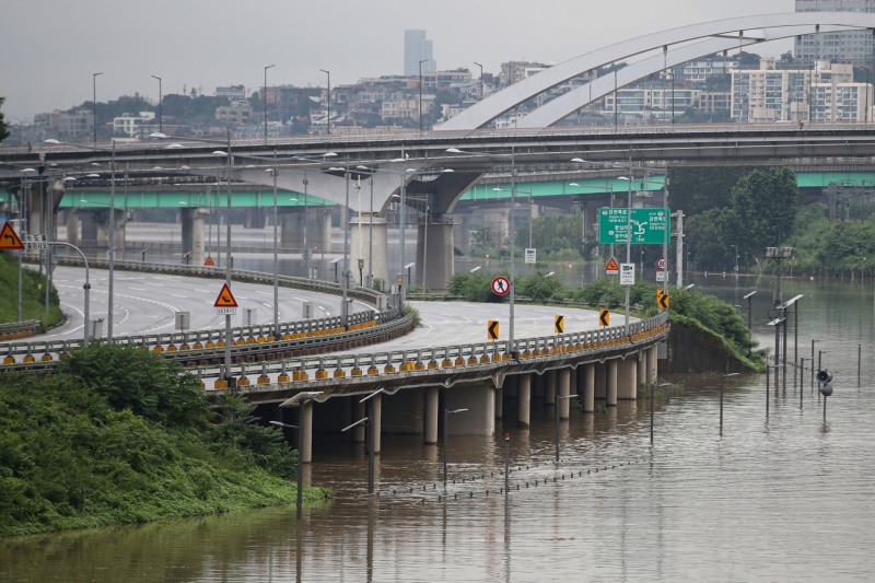 9일 새벽까지 이어진 호우에 서울 중랑천이 불어나면서 동부간선도로가 전면 통제됐다. [뉴시스]