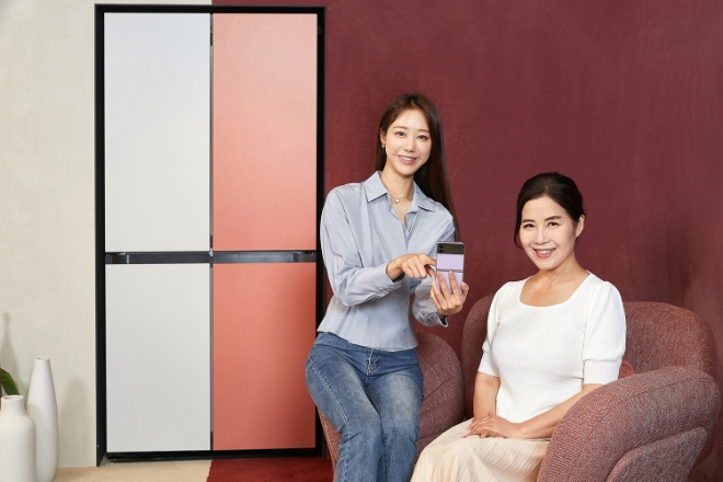 삼성전자 모델이 서울 논현동에 위치한 삼성 디지털프라자 강남본점에서 '스마트싱스 홈 케어' 서비스를 소개하고 있는 모습. (사진 = 삼성전자 제공)