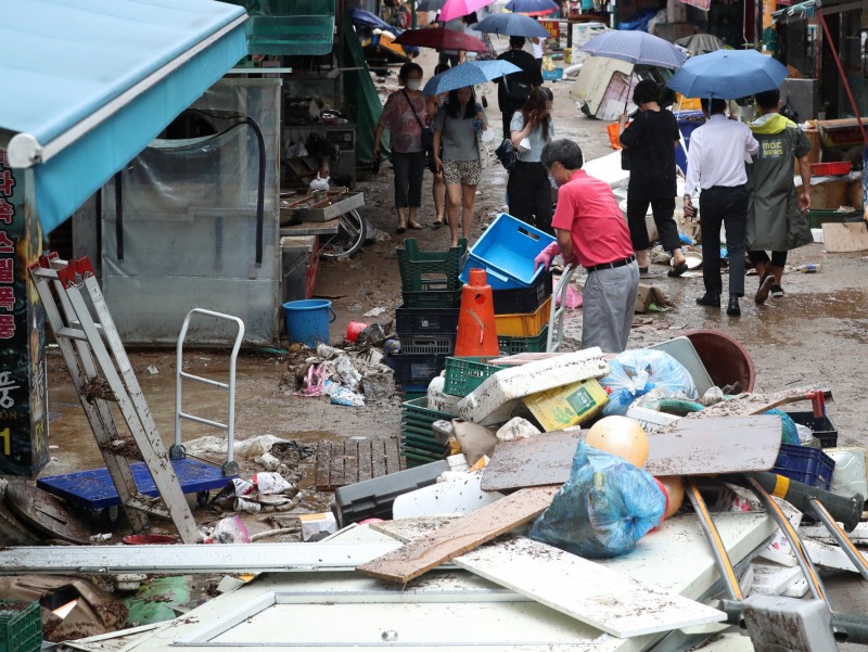 9일 오전 폭우에 침수 피해를 입은 서울 동작구 남성사계시장에서 상인들이 집기 등을 정리하고 있다. [뉴시스]