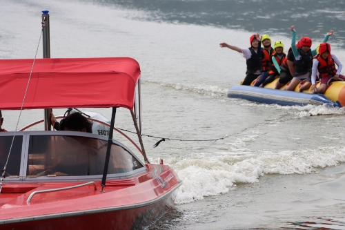 바나나보트를 타고 신난 아이들