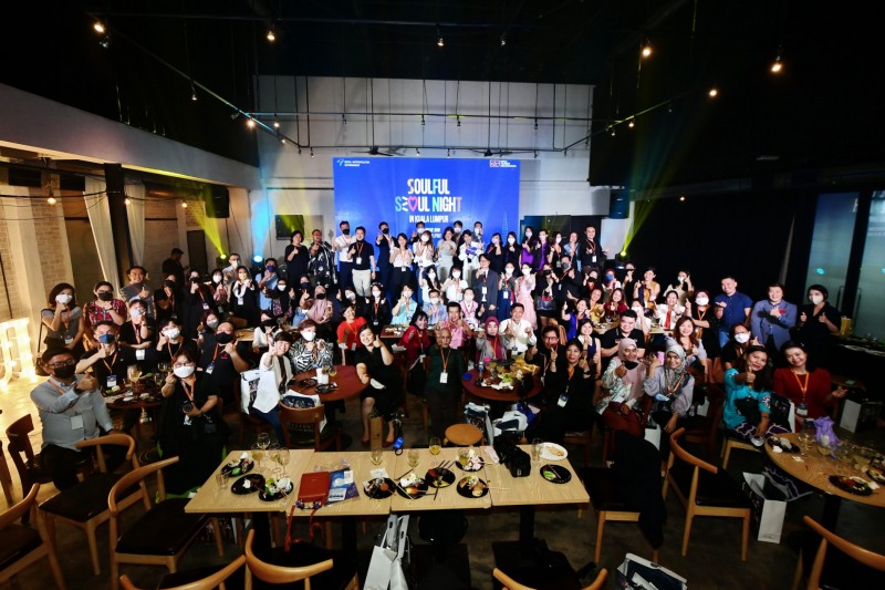 지난 5일 말레이시아 쿠알라룸프르에서 개최된 서울관광설명회에서 국내외 참석자들이 함께 포즈를 취하고 있다. 사진=서울관광재단