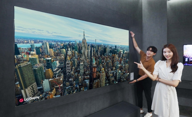 10일 서울 코엑스에서 열린 'K-디스플레이 2022'에서 LG디스플레이 모델이 현존 최대 크기의 OLED TV 패널인 ‘97인치 OLED.EX’를 소개하고 있는 모습. OLED.EX는 유기발광 소자에 ‘중수소 기술’과 ‘개인화 알고리즘’으로 이뤄진 ‘EX 테크놀로지’를 적용한 차세대 OLED TV 패널이다. (사진 = LG디스플레이 제공)