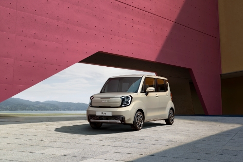 기아가 10일 다음달 초 출시를 앞둔 더 뉴 레이의 상품성 개선 모델 ‘더 뉴 기아 레이(The new Kia Ray)’의 디자인을 공개했다