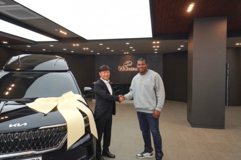 밴코리아, 야구선수 야시엘 푸이그에 금호타이어 스마트타이어 솔루션 장착 차량 지원