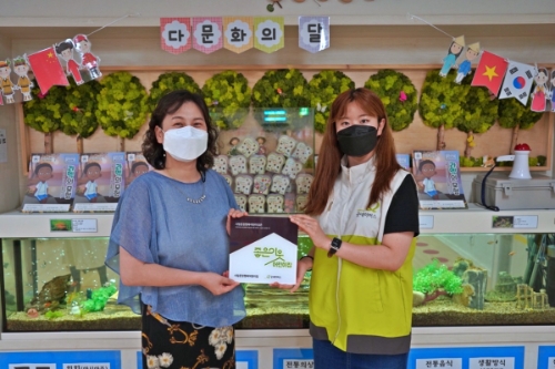 굿네이버스 경기2본부(본부장 김영배)는 경기도 파주시에 위치한 시립운정행복어린이집(원장 송주옥)과 후원금 및‘좋은이웃어린이집’현판 전달식을 진행했다고 10일 밝혔다. 전달식을 진행하고 있는 모습. 신연진 굿네이버스 경기2본부 대리(우), 송주옥 시립운정행복어린이집 원장(좌) / 사진 제공 = 굿네이버스