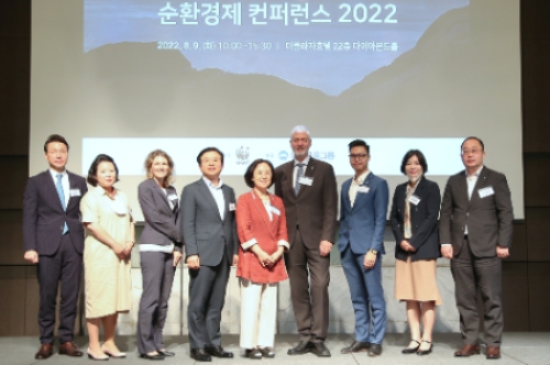 우리금융그룹은 지난 9일 서울시 중구 소재 더 플라자 호텔에서 WWF(세계자연기금)과 공동으로 ‘순환경제 컨퍼런스 2022’ 를 개최하고 기념사진을 촬영하고 있다. 왼쪽부터 김성우 김앤장 환경에너지연구소장, 박은진 CJ제일제당 부장, 아냐 송(Dr. Anja Song) BASF 상무, 박종일 우리금융그룹 부사장, 홍윤희 세계자연기금 한국본부 사무총장, 프랭크 리즈버만(Frank Rijsberman) 글로벌녹색성장기구 사무총장, 후이 호 후(Huy Ho Huu) 세계자연기금 글로벌 자문, 조지혜 한국환경연구원 자원순환연구실장, 김재영 우리금융그룹 ESG경영부장 / 사진 제공 = 우리금융그룹