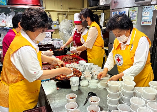 중부 집중호우 침수 피해 이재민을 위한 구호활동을 펼치는 적십자 봉사원 / 사진 제공 = 대한적십자