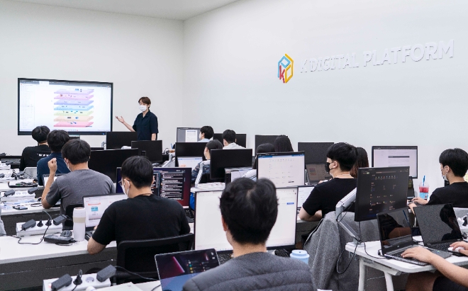 SK텔레콤은 고용노동부, 한국산업인력공단과 함께 SKT 보라매 사옥에 디지털 분야 실무형 인재 양성을 위한 ‘K-디지털 플랫폼’을 조성하고, 개소식을 가졌다고 10일 밝혔다. 사진은 ‘K-디지털 플랫폼’ 내 디지털 교육과정에서 수강 중인 학생들의 모습. (사진 = SK텔레콤 제공)