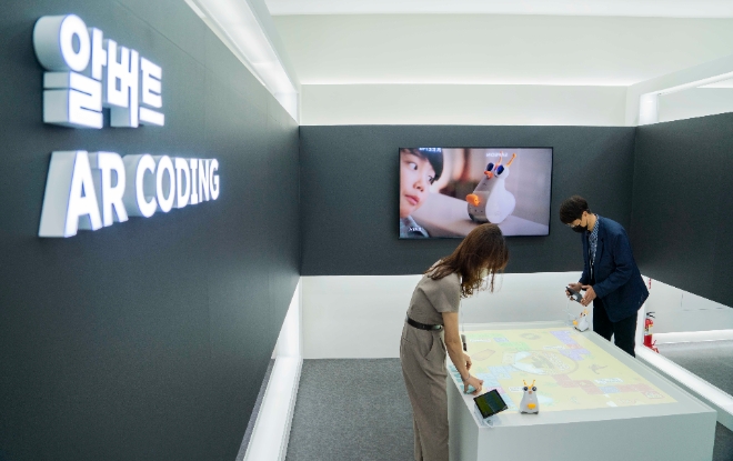 SK텔레콤은 고용노동부, 한국산업인력공단과 함께 SKT 보라매 사옥에 디지털 분야 실무형 인재 양성을 위한 ‘K-디지털 플랫폼’을 조성하고, 개소식을 가졌다고 10일 밝혔다. 사진은 ‘K-디지털 플랫폼’ 내 전시공간의 모습. (사진 = SK텔레콤 제공)