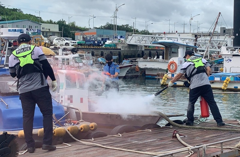목포해경이 선박화재에 접근해 소화기로 초기 진화작업을 실시하고 있다 (사진제공 = 목포해양경찰서)