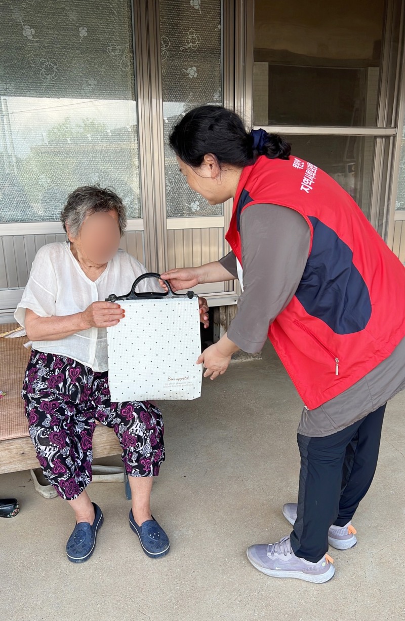 ‘꿈여울 행복한 밥상’ 밑반찬 전달 모습 (사진제공 = 무안군)