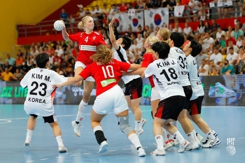 한국과 덴마크의 결승전 경기 모습.[국제핸드볼연맹 인터넷 홈페이지 사진]