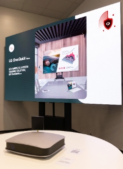 LG전자가 정보보안에 민감한 고객의 니즈를 반영해 업무용 디지털 사이니지에 도청 감지 솔루션을 적용한다. 사진은 LG전자 업무용 디지털 사이니지에 적용된 도청 감지 솔루션이 회의실 및 관제센터에서 작동하고 있는 모습