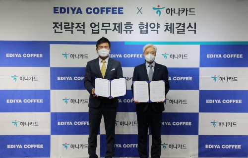 강남구소재 이디야커피 본사 업무협약식. 좌측부터 문창기 이디야커피 회장, 권길주 하나카드 대표) / 사진 제공 = 하나카드