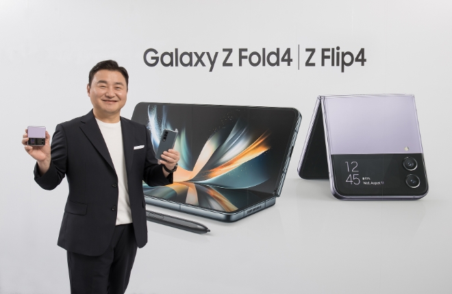 10일(한국시간) '삼성 갤럭시 언팩 2022에서 삼성전자 MX사업부장 노태문 사장이 차세대 폴더블 스마트폰 '갤럭시 Z 플립4'와 '갤럭시 Z 폴드4'를 소개하고 있는 모습. (사진  = 삼성전자 제공)