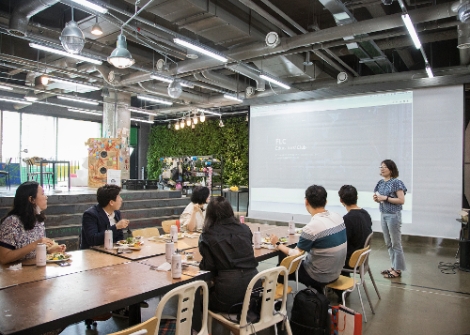 MGC 2022 행사 일환으로 진행된 우수 교안 공모전 당선자들이 지난 8월 5일 (금) 퓨처랩에서 간담회를 하고 있는 모습.