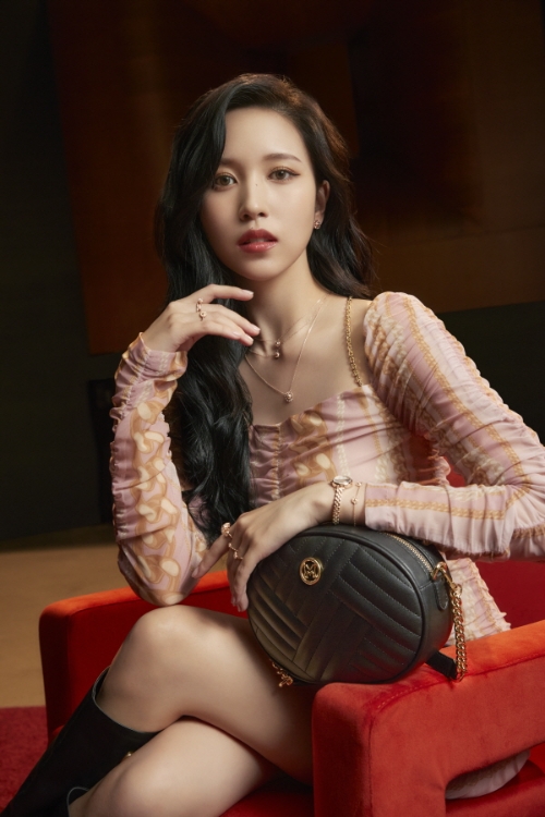 메트로시티X트와이스 미나, 22F/W 캠페인 통해 ‘에그백’ 정식 론칭