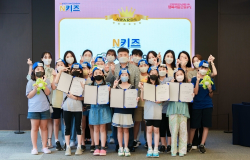 지난 10일 서울 서대문구 소재 NH농협은행 본사에서 열린 ‘울려라, 금융골든벨!’행사를 마치고 이영우 개인고객부장(사진 가운데)과 참가 학생들이 기념촬영을 하고 있다. / 사진 제공 = NH농협은행