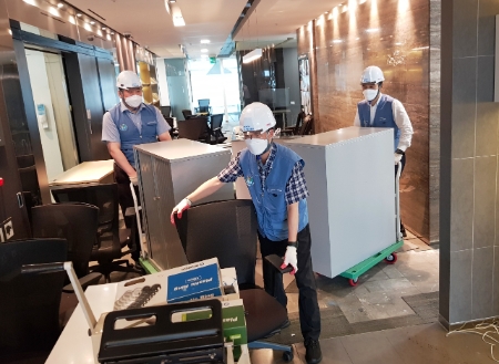 포스코O&M 직원들이 업사이클링할 사무용가구를 옮기고 있다