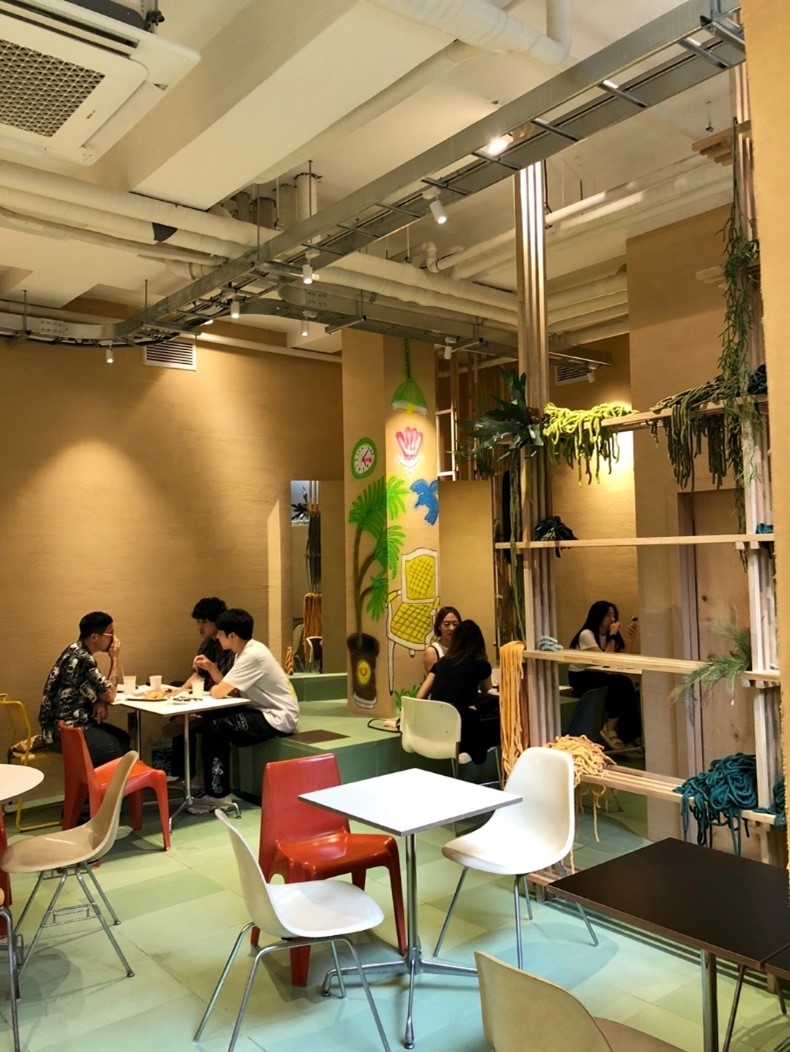 웜브라운 베이커리 카페, 로컬 아티스트와 협업 진행