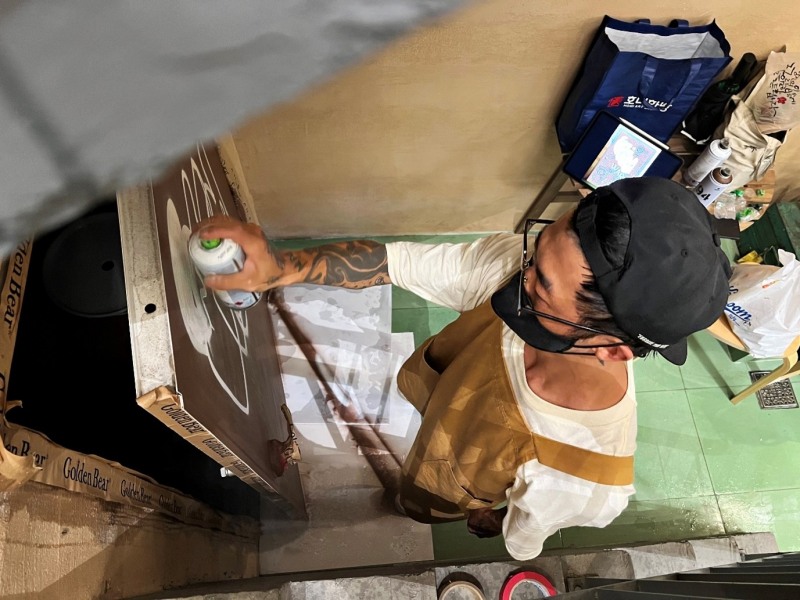 웜브라운 베이커리 카페, 로컬 아티스트와 협업 진행