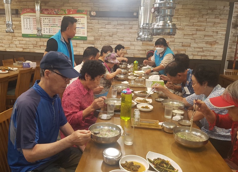 군산시 흥남동 남산농장적육식당이 홀몸 어르신들에게 점심 식사를 대접했다. (사진제공 = 군산시)