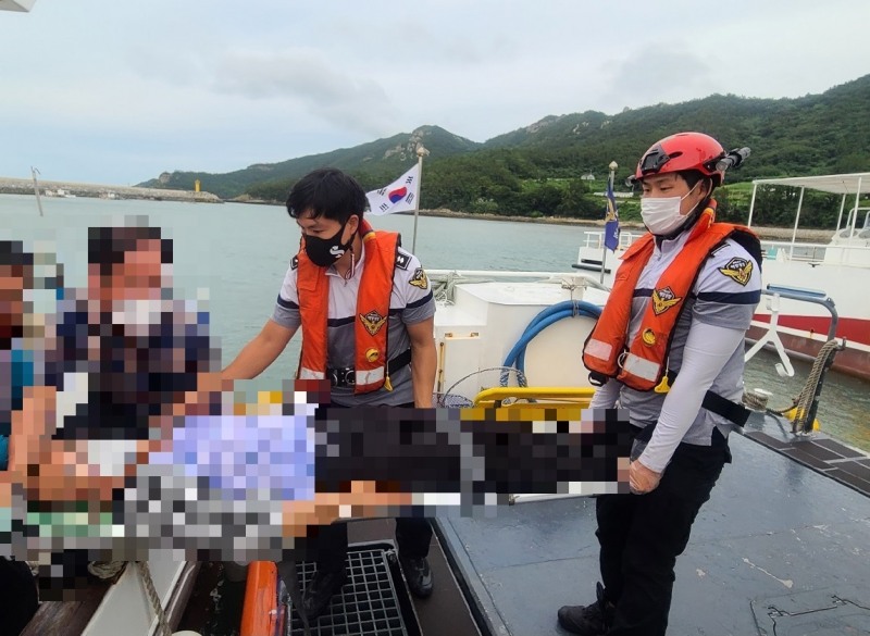 목포해경이 10일 진도군 조도에서 발생한 응급환자를 이송하고 있다 (사진제공 = 목포해양경찰서)