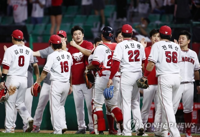 (인천=연합뉴스) 11일 인천 SSG 랜더스필드에서 열린 프로야구 SSG 랜더스와 kt wiz의 경기. 4-2로 승리한 SSG 선수들이 서로 격려하며 기뻐하고 있다.