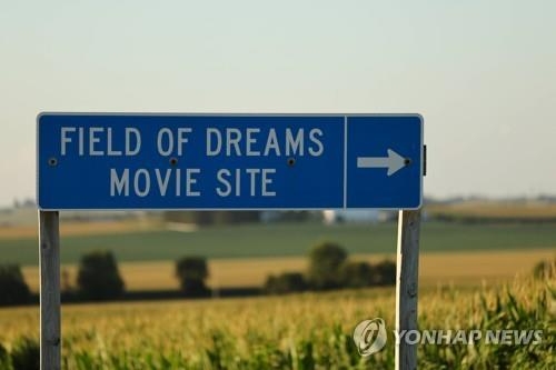 미국 아이오와주 다이어스빌에 설치된 영화 '꿈의 구장' 촬영지 알림판[AFP= 연합뉴스 자료사진]