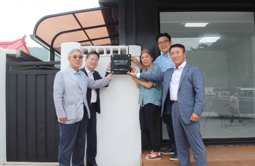 강원도 정선군에서 열린 대한의 보금자리 1호 헌정식에서 (왼쪽 첫번째)나종목 흥사단 공동대표와 (오른쪽 첫번째)지정호 흥사단 공동대표, (오른쪽 두번째)서경덕 성신여대 교수, (오른쪽 세번째)탁영의 애국지사 가족 및 KB국민은행 관계자가 기념촬영을 하고 있다. / 사진 제공 = KB국민은행