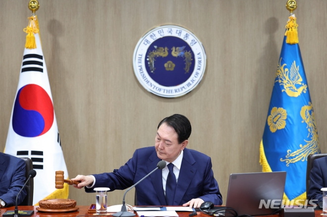 윤석열 대통령이 12일 서울 용산 대통령실 청사에서 열린 임시 국무회의를 주재하고 있다. (사진 = 뉴시스)