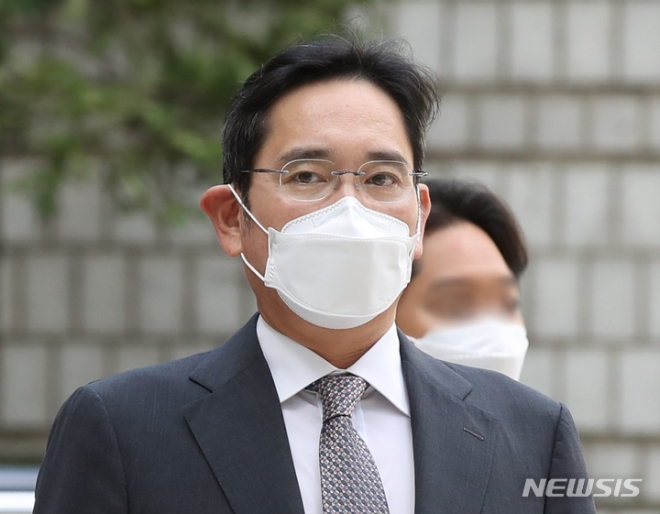 정부는 2022년 광복절을 맞이해 오는 15일자로 이재용 삼성전자 부회장과 신동빈 롯데그룹 회장 등 주요 경제인 4인을 포함한 중소기업인·소상공인 등 서민생계형 형사범, 노사관계자, 특별배려 수형자 등 1693명에 대한 특별사면을 단행한다고 12일 밝혔다.  사진은 이 부회장이 12일 오전 서울 서초구 서울중앙지방법원에서 열린 회계부정, 부당합병 혐의 관련 1심 속행공판에 출석하고 있는 모습. (사진 = 뉴시스)