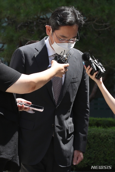 이재용 삼성전자 부회장이 12일 오후 서울 서초구 서울중앙지방법원에서 열린 회계부정, 부당합병 혐의 관련 1심 속행공판에 출석했다가 법원을 나서며 '광복절 복권'과 관련한 취재진의 질문에 "국가 경제 위해 열심히 뛰겠다"고 답하며 고개 숙여 인사하고 있다. (사진 = 뉴시스)