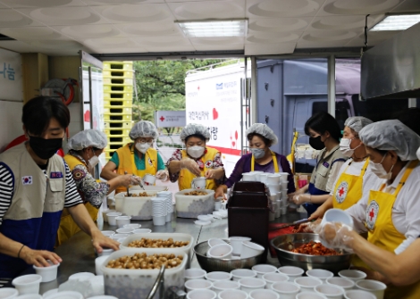 적십자 RCY 단원, 구룡마을 집중호우 침수 피해 현장 봉사