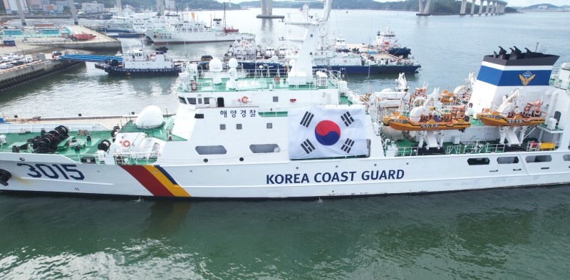 해경 전용부두에 정박 중인 대형함정(3015함)에 태극기를 펼쳐 보이며 해양주권 수호 의지를 다지고 있다 (사진제공 = 목포해양경찰서)