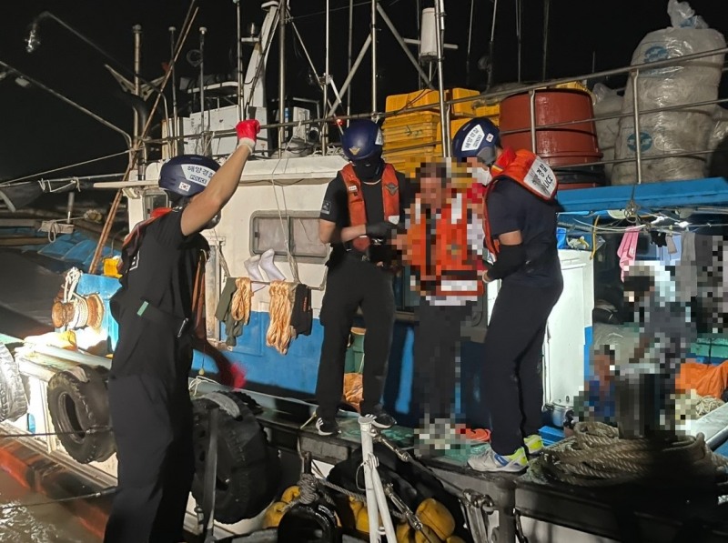 12일 신안군 재원도 해상에서 심한 복통을 호소한 선원이 해경에 의해 이송되고 있다 (사진제공 = 목포해양경찰서)