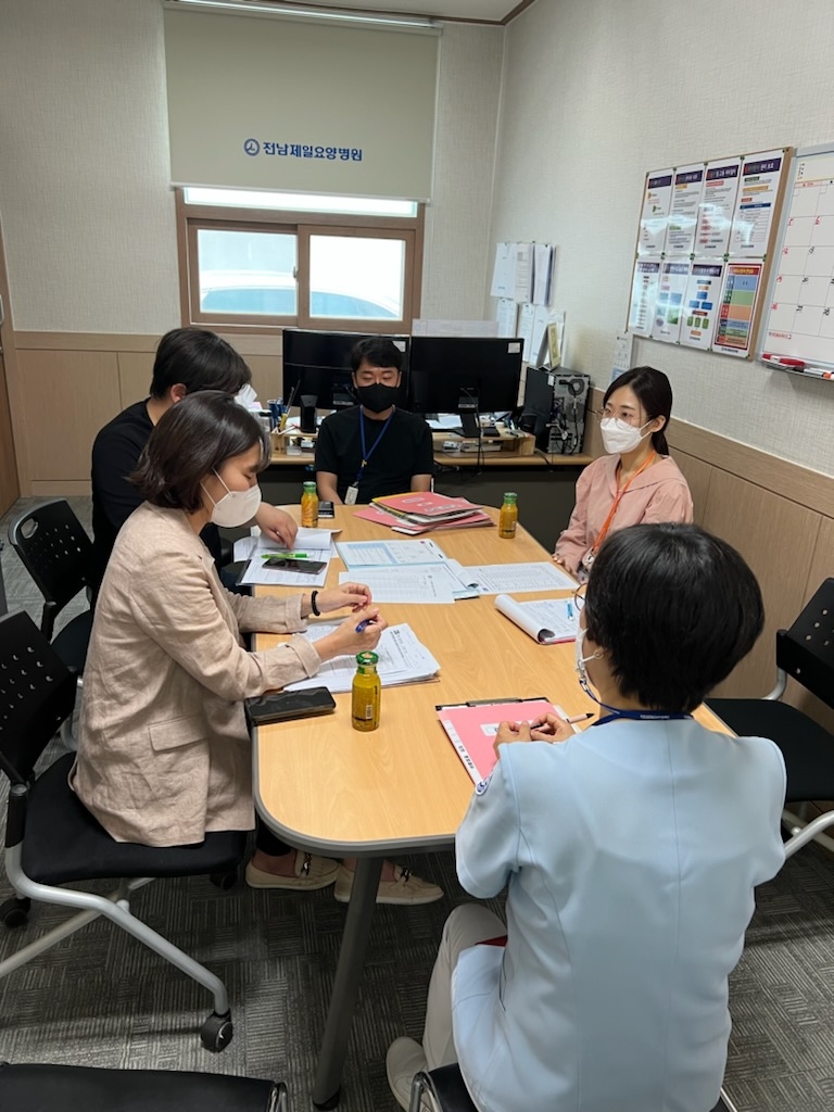 관내 요양병원을 대상으로 감염관리 현황에 대해 점검하는 모습 (사진제공 = 화순군)