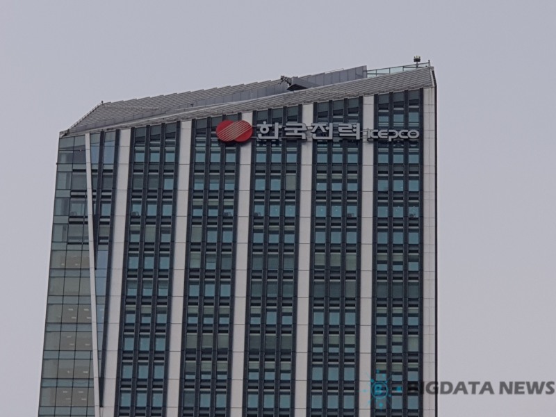 한전, 상반기 영업손실 14조 3천억원 기록…"연료가격 급등 탓"