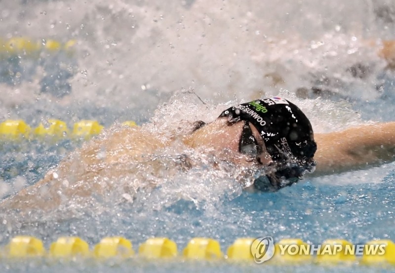 (전주=연합뉴스) 12일 오후 전북 전주시 완산수영장에서 열린 '제41회 대통령배 전국수영대회' 남자 50m 결승에서 황선우 선수가 힘차게 물살을 가르고 있다.