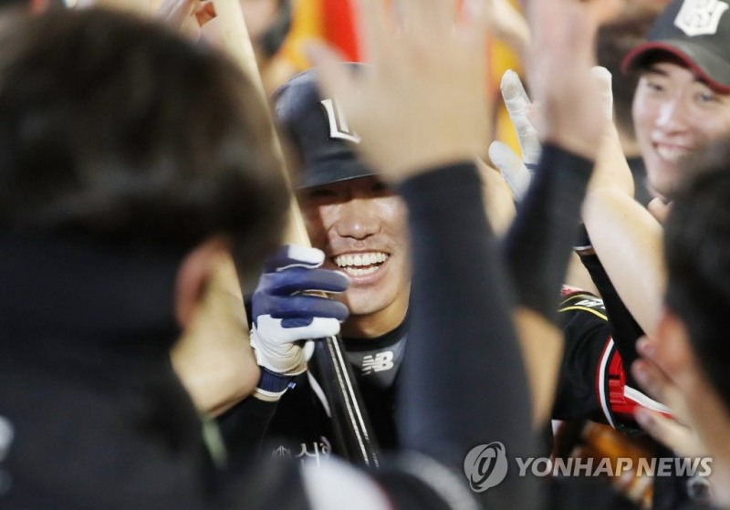 (인천=연합뉴스) 12일 인천 SSG 랜더스필드에서 열린 프로야구 SSG 랜더스와 kt wiz의 경기. 9회초 kt 공격 2사 1루 상황에서 신본기가 좌중월 2점 홈런을 친 뒤 기뻐하고 있다.