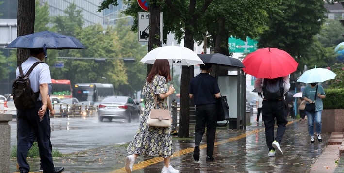 비가 내린 지난 3일 오전 서울 중구 을지로입구역 인근에서 우산을 쓴 시민들이 발걸음을 재촉하고 있다. 
