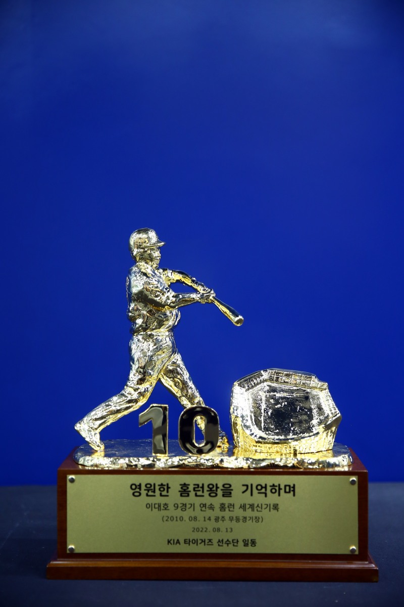 KIA 타이거즈, 롯데 홈경기에 앞서 이대호 은퇴 투어 열어…9경기연속 홈런 세계신기록 달성한 무등경기장 미어처어 선물