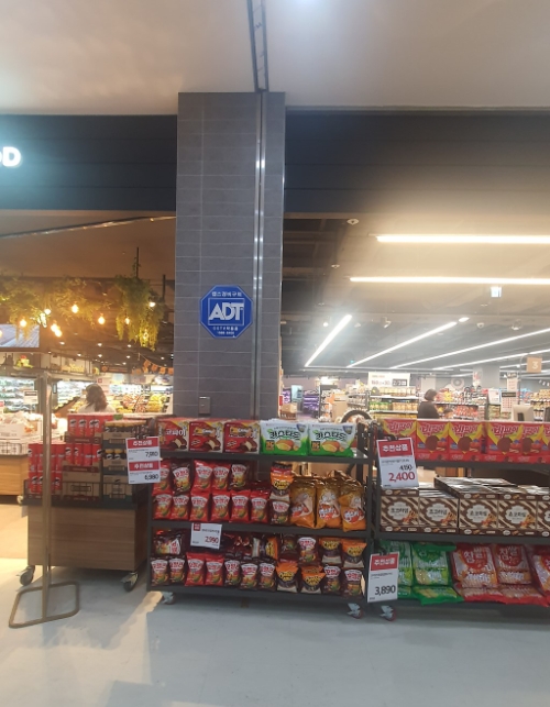 방화셔터 하단에 판매물건 적치한 쇼핑센터 모습.