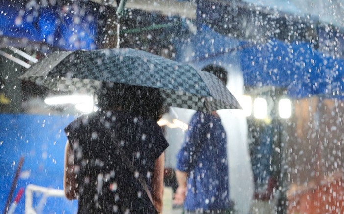  비가 내리고 있는 8일 오후 서울 강동구 둔촌역 전통시장에서 시민들이 우산을 쓰고 이동하고 있다. 