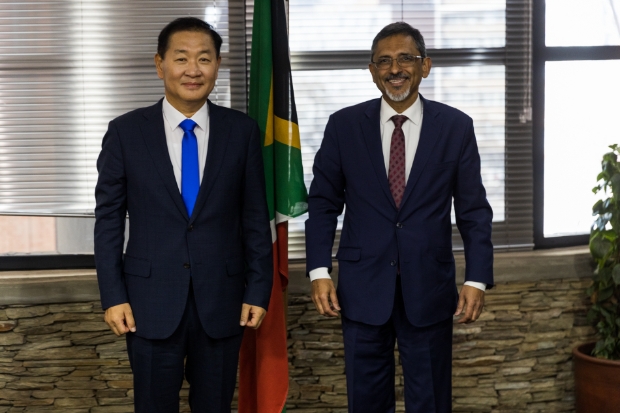 삼성전자 DX부문장 한종희 부회장(사진 왼쪽)이 11일(현지시간) 남아프리카공화국 행정수도 프리토리아에서 이브라힘 파텔 통상산업부장관을 만나 삼성전자 주요 활동을 논의하고 '2030 부산엑스포' 유치 활동을 지원했다.