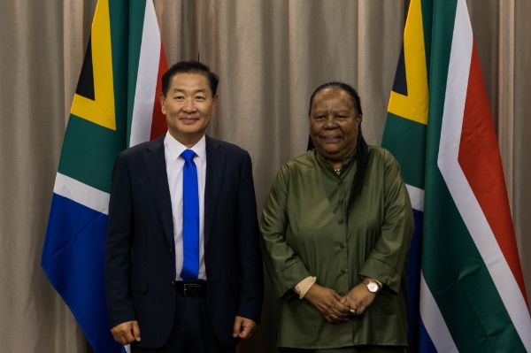 삼성전자 DX부문장 한종희 부회장(사진 왼쪽)이 11일(현지시간) 남아프리카공화국 행정수도 프리토리아에서 그레이스 날레디 만디사 판도 국제협력부장관을 만나 삼성전자 주요 활동을 논의하고 '2030 부산엑스포' 유치 활동을 지원했다.